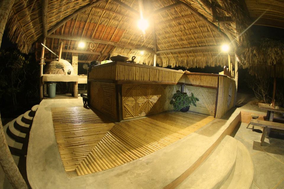 Cozinha comunitária - bambu, carnaúba e superadobe